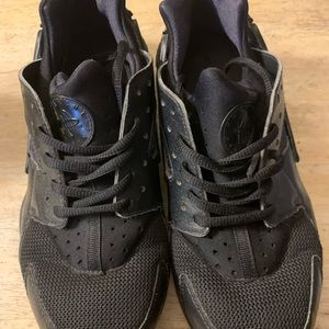 Black Nike Huaraches